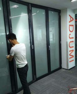 重庆会议室铝合金折叠门案例｜聚米科技办公室折叠门安装实拍