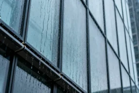 如何防止玻璃幕墙漏水和渗水的问题？全面解析与实用解决方案