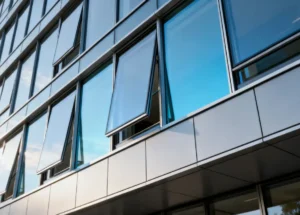 科技创新驱动建筑节能门窗突破：莜歌铝业的实践之路