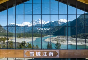 博乐赛里木湖景区民宿断桥铝合金窗怎么选购？看超大观景与防风御寒如何兼得