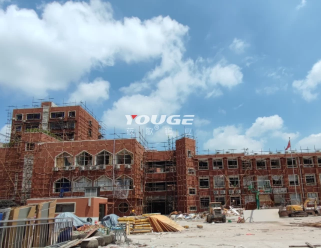 莜歌铝业施工团队工作场景