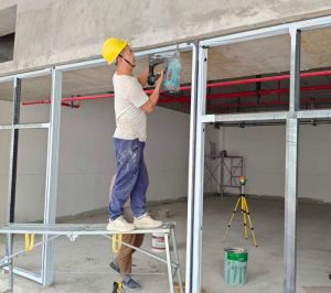 天宫殿学校铝合金窗框安装工艺实录