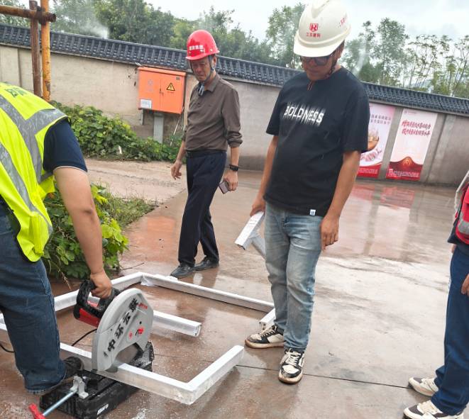 铜梁中学铝塑铝门窗现场切割试验 铝塑铝门窗破坏性试验现场