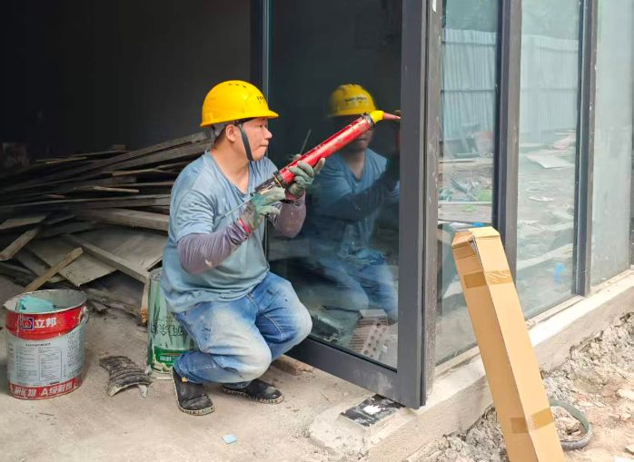 鸳鸯小学门窗下框缝隙填缝收口作业